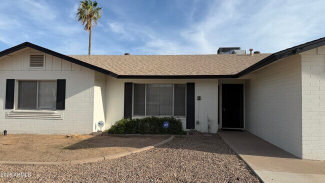 3431 W Acoma Dr Phoenix, AZ 85053 photo 2