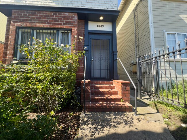 3641 West St Oakland, CA 94608 photo 2