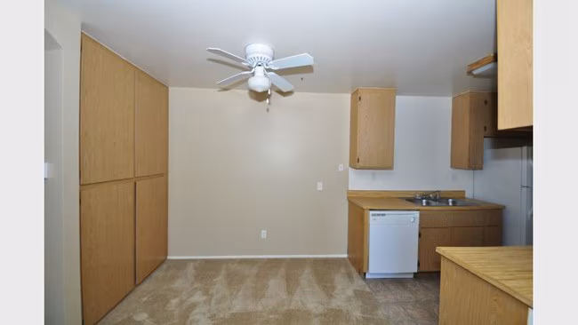 Sunset Pointe Apartments photo 3
