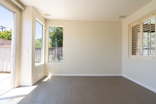 ***exceptional 3br/2.5ba Residence In Prime *** San Leandro Location photo 4