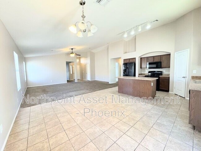6925 W Getty Dr Phoenix, AZ 85043 photo 3