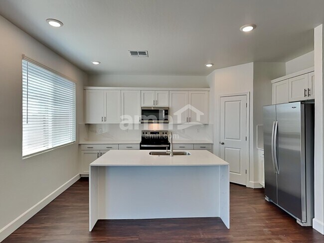 17109 W Lawrence Ln Waddell, AZ 85355 photo 4