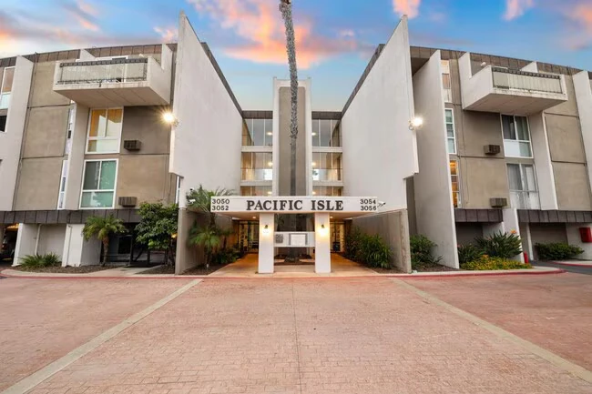 3050 Rue D’Orleans San Diego, CA 92110 photo 4