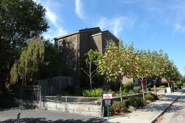 Cormorant Court Apartments photo 2