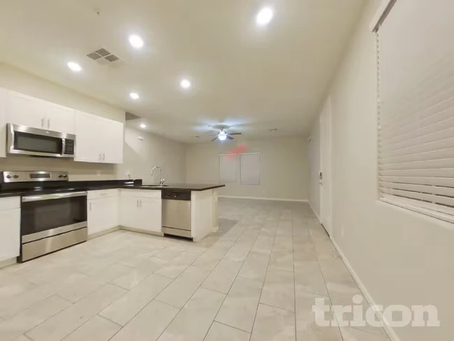 12572 W Lindbergh Dr Peoria, AZ 85383 photo 5