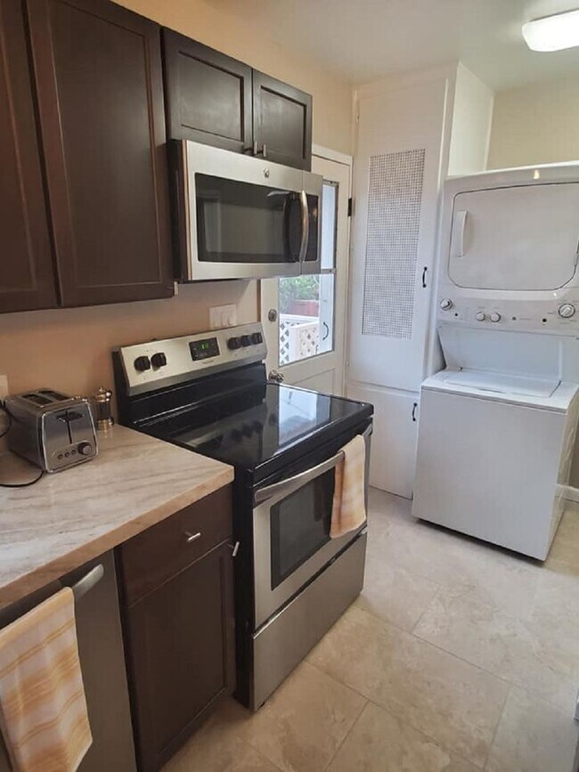 1558-1564 Ebers St San Diego, CA 92107 photo 4
