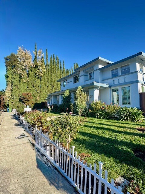 179 Pioneer Ave photo 2