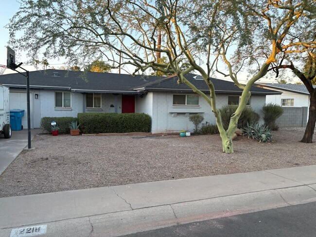 2216 W Pinchot Ave photo 2