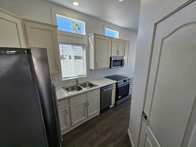 3020 E Main St photo 2