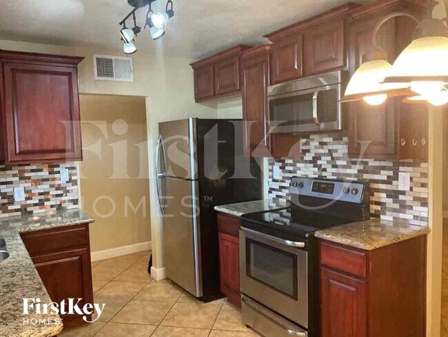 2204 W Nicolet Ave photo 4