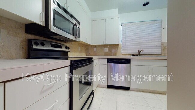 1945 Washington St San Francisco, CA 94109 photo 2