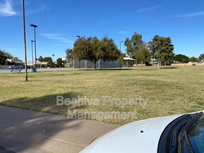 4633 W Sunnyslope Ln Glendale, AZ 85302 photo 2