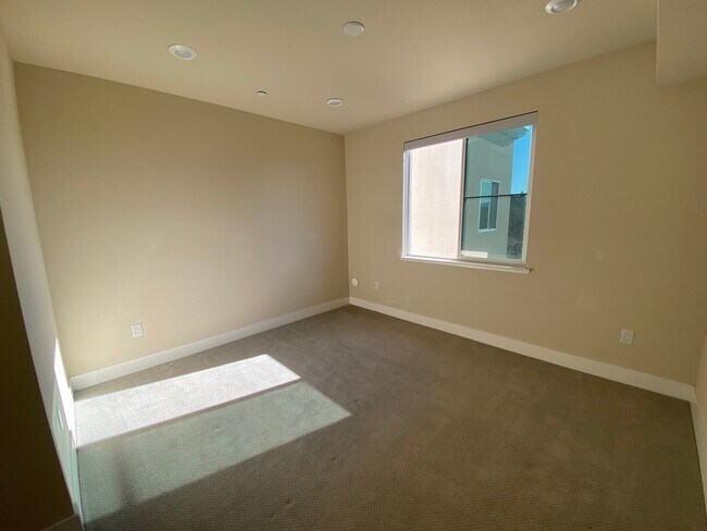 1048 Monroe St Santa Clara, CA 95050 photo 3