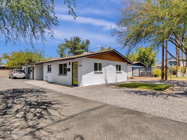 3118 N 39th St Phoenix, AZ 85018 photo 2
