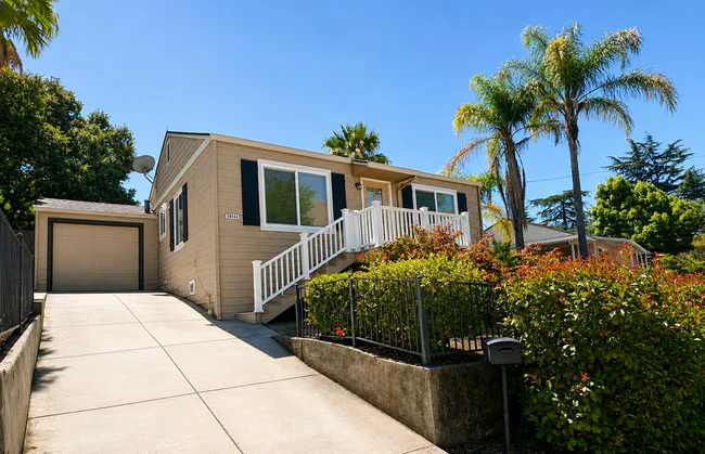 38034 Stenhammer Dr photo 2