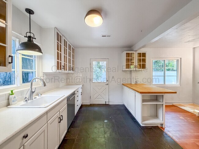 7352 Saroni Dr Oakland, CA 94611 photo 5