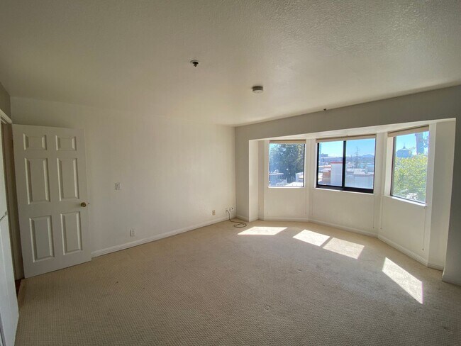 322 Hanover Ave Oakland, CA 94606 photo 5
