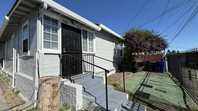 9814 C St Oakland, CA 94603 photo 2