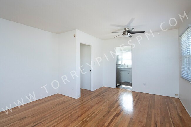 2073-2079 Emerald St San Diego, CA 92109 photo 2