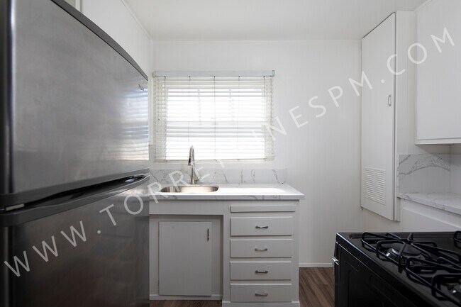2073-2079 Emerald St San Diego, CA 92109 photo 4