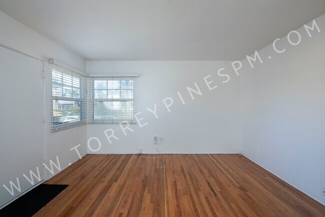 2073-2079 Emerald St San Diego, CA 92109 photo 3