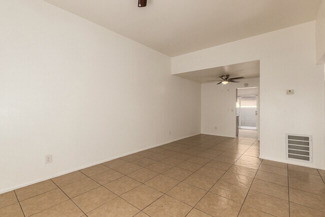 5312 N 60th Ave Glendale, AZ 85301 photo 2