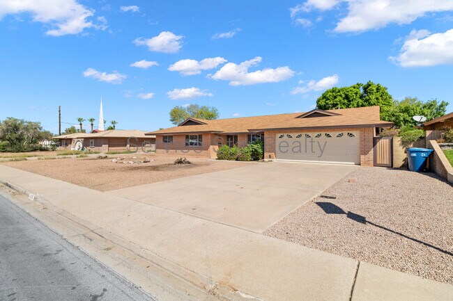 4938 E Earll Dr photo 5