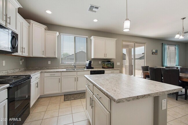 18013 W Tina Ln Surprise, AZ 85387 photo 4