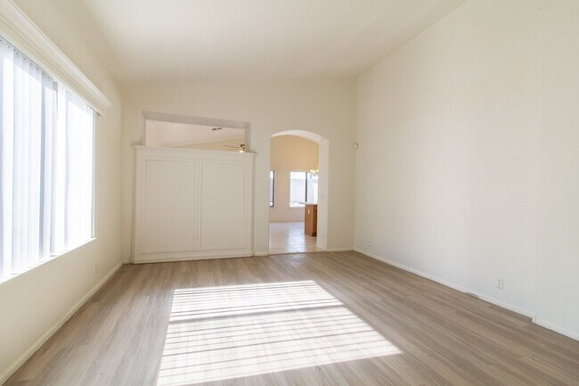 12100 N 89th Dr Peoria, AZ 85345 photo 4