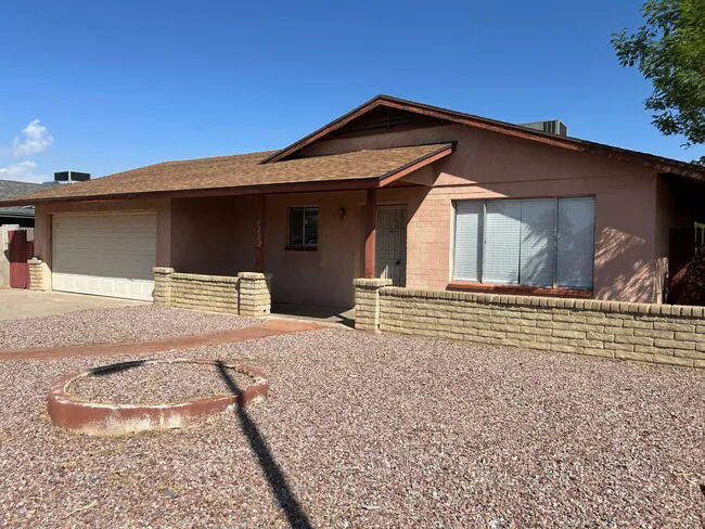 7222 W Rose Ln photo 5