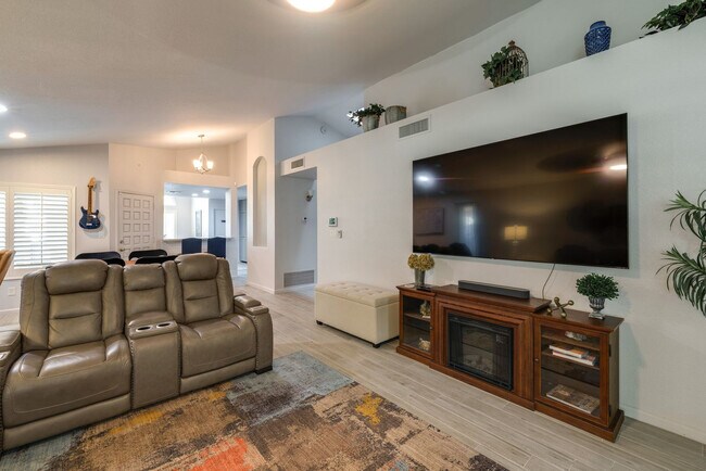 552 N Fountain Cir photo 2