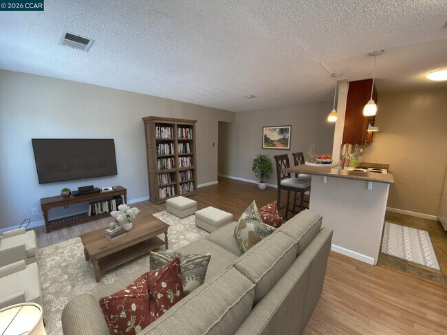 2118 Peppertree Way Antioch, CA 94509 photo 2
