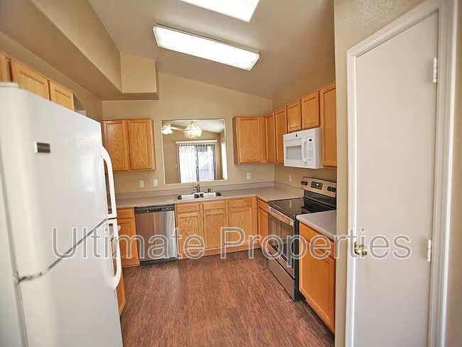 8570 W Rue De Lamour Peoria, AZ 85381 photo 4