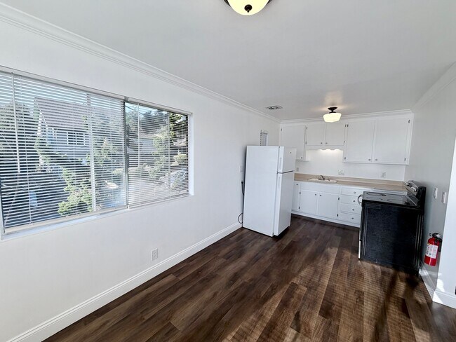 110 Hilborn St photo 5
