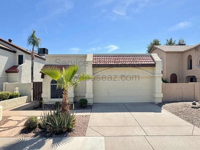 533 E Wescott Dr Phoenix, AZ 85024 photo 2