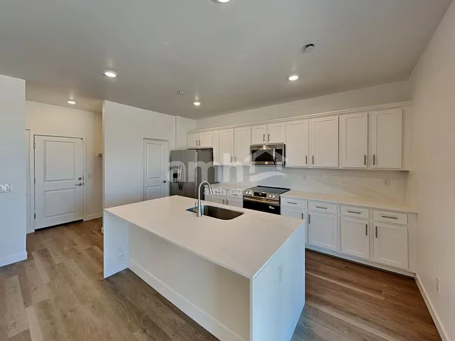 8225 S 21st Dr Phoenix, AZ 85041 photo 3