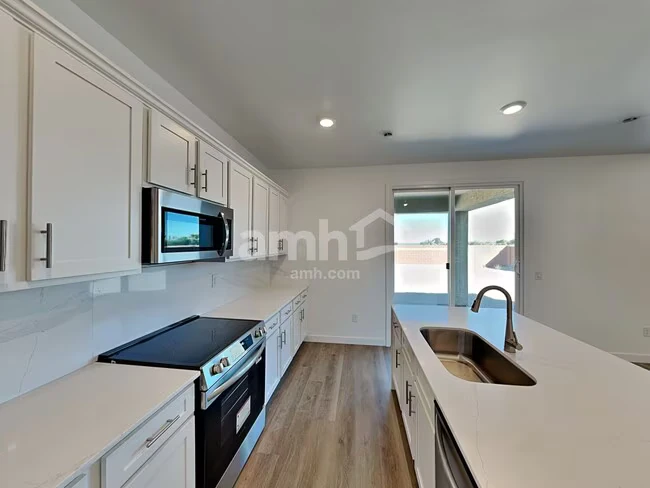8225 S 21st Dr Phoenix, AZ 85041 photo 4