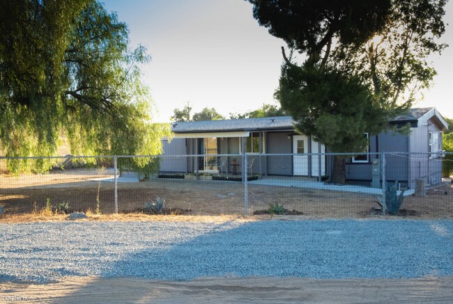 27625 Smith Rd Winchester, CA 92596 photo 2