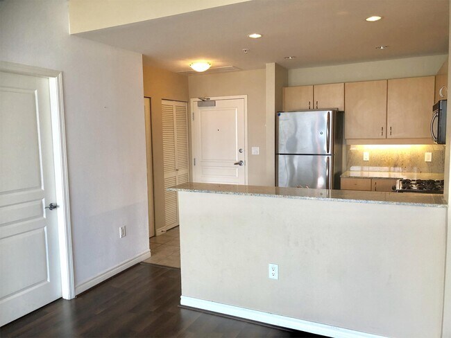 300 W Beech St San Diego, CA 92101 photo 2