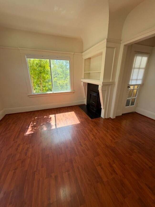 1123 Filbert St Oakland, CA 94607 photo 4