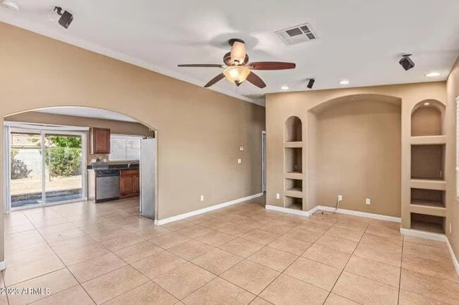 3140 W Villa Rita Dr Phoenix, AZ 85053 photo 2