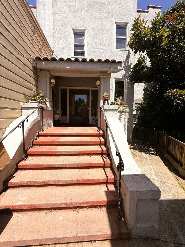 5634 College Ave Oakland, CA 94618 photo 2