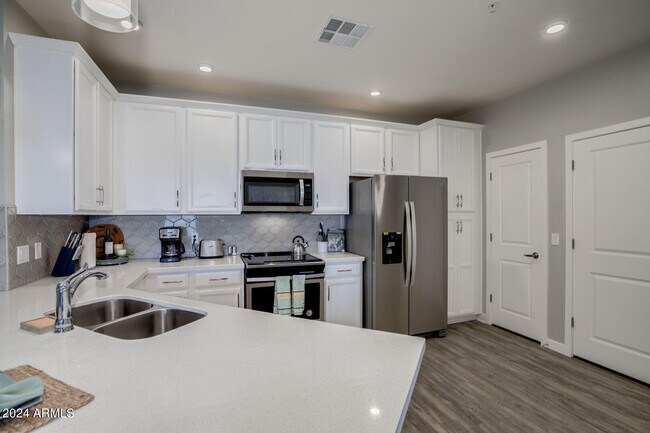 2511 W Queen Creek Rd Chandler, AZ 85248 photo 2