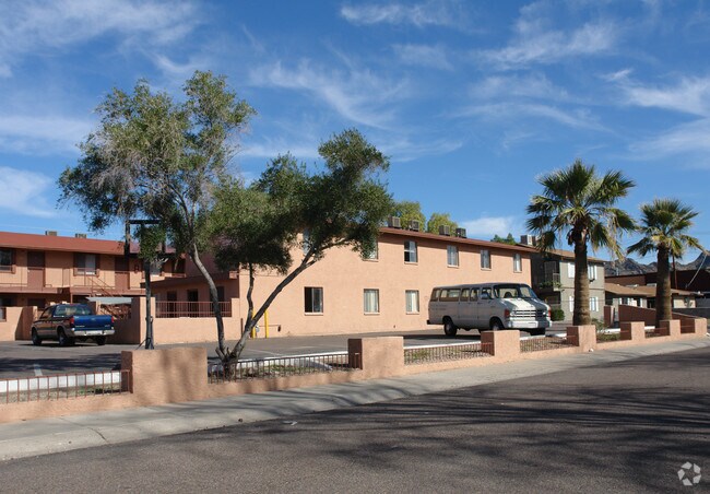Entertainers Dream Remodeled For You. Corner Lot, Huge Yard, Gourmet Kitchen, Pool, Kids Play Area!!! Sunnyslope District!!! North Central Dream Location!!!! photo 5