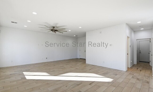 627 W Kerry Ln Phoenix, AZ 85027 photo 2
