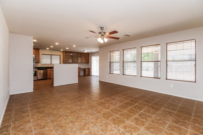 526 E Milada Dr Phoenix, AZ 85042 photo 4