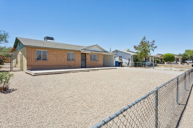 735 E South Mountain Ave Phoenix, AZ 85042 photo 4