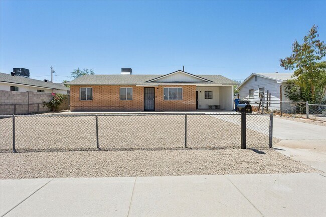 735 E South Mountain Ave Phoenix, AZ 85042 photo 2