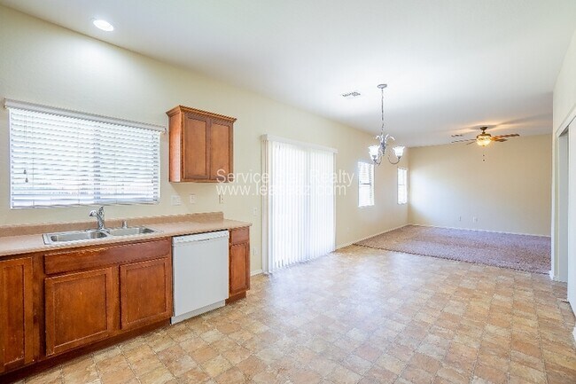 15967 N Cristine Ln Surprise, AZ 85388 photo 2