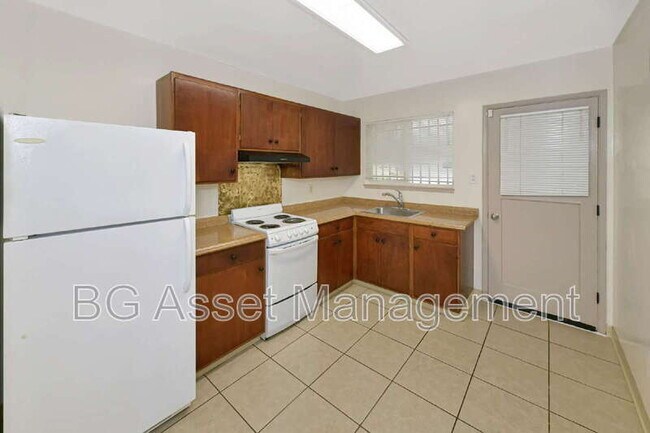 8049 Greenridge Dr Oakland, CA 94605 photo 2